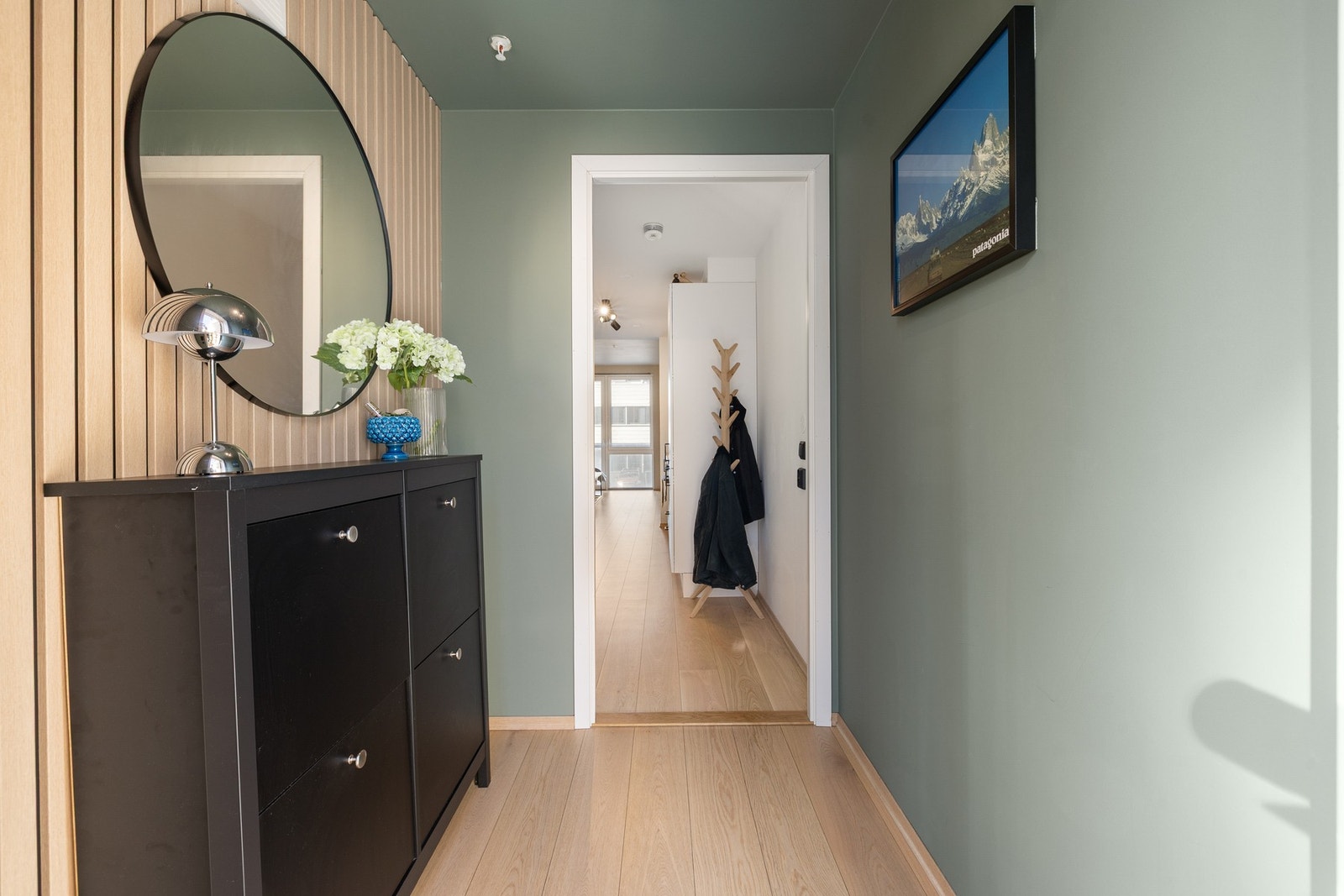 Entréen oppleves som romslig og stilren med spiler på vegg. Her er det gode muligheter for oppheng av yttertøy og oppbevaring av sko. Galleribilde