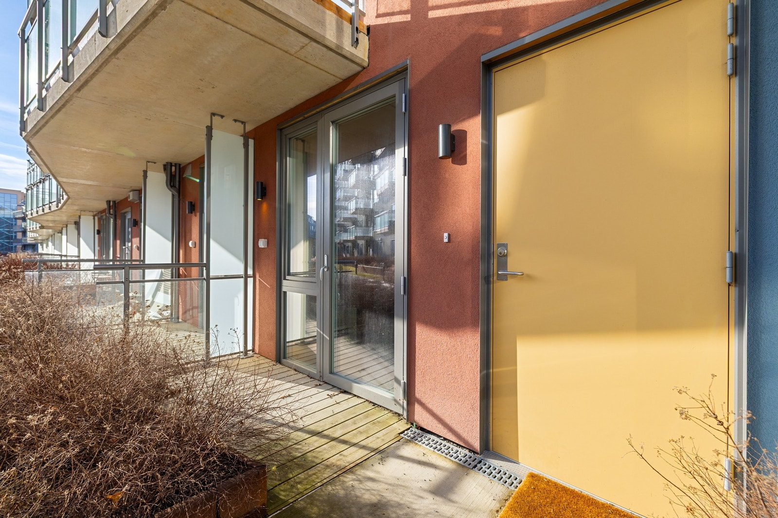 Utebeslysning og stikkontakt på terrassen. Galleribilde