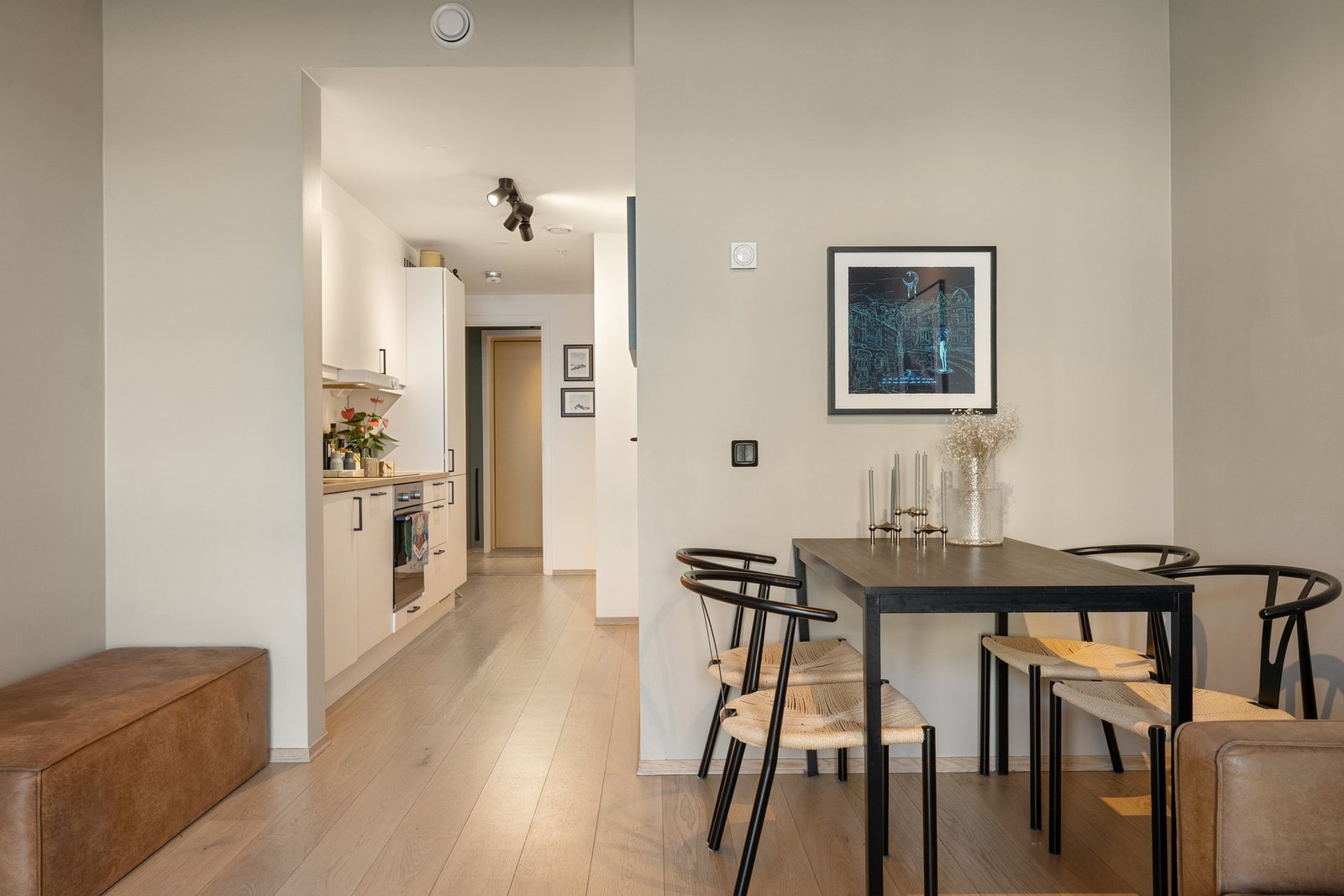 Leilighetens gode planløsning legger til rette for en åpen og naturlig soneinndeling for sofa- og spisegruppe. Galleribilde