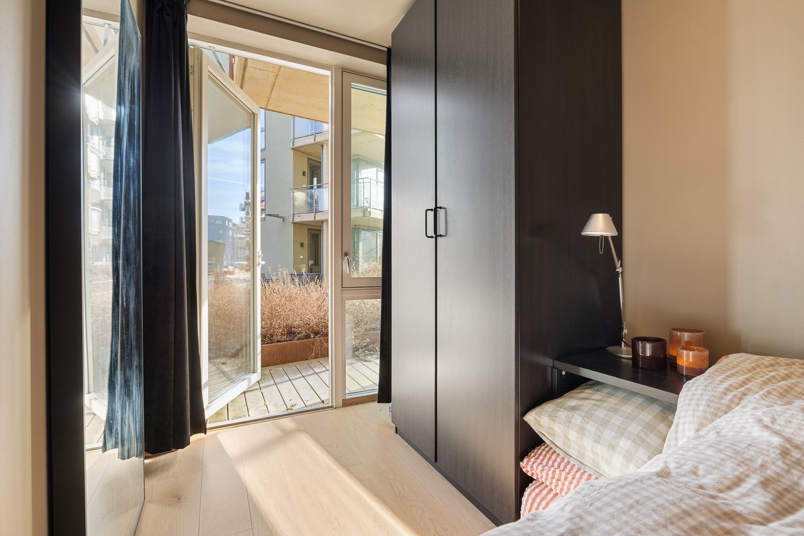 Fra soverommet er det utgang til terrassen. Garderobeskapet på soverommet medfølger i handelen. Galleribilde