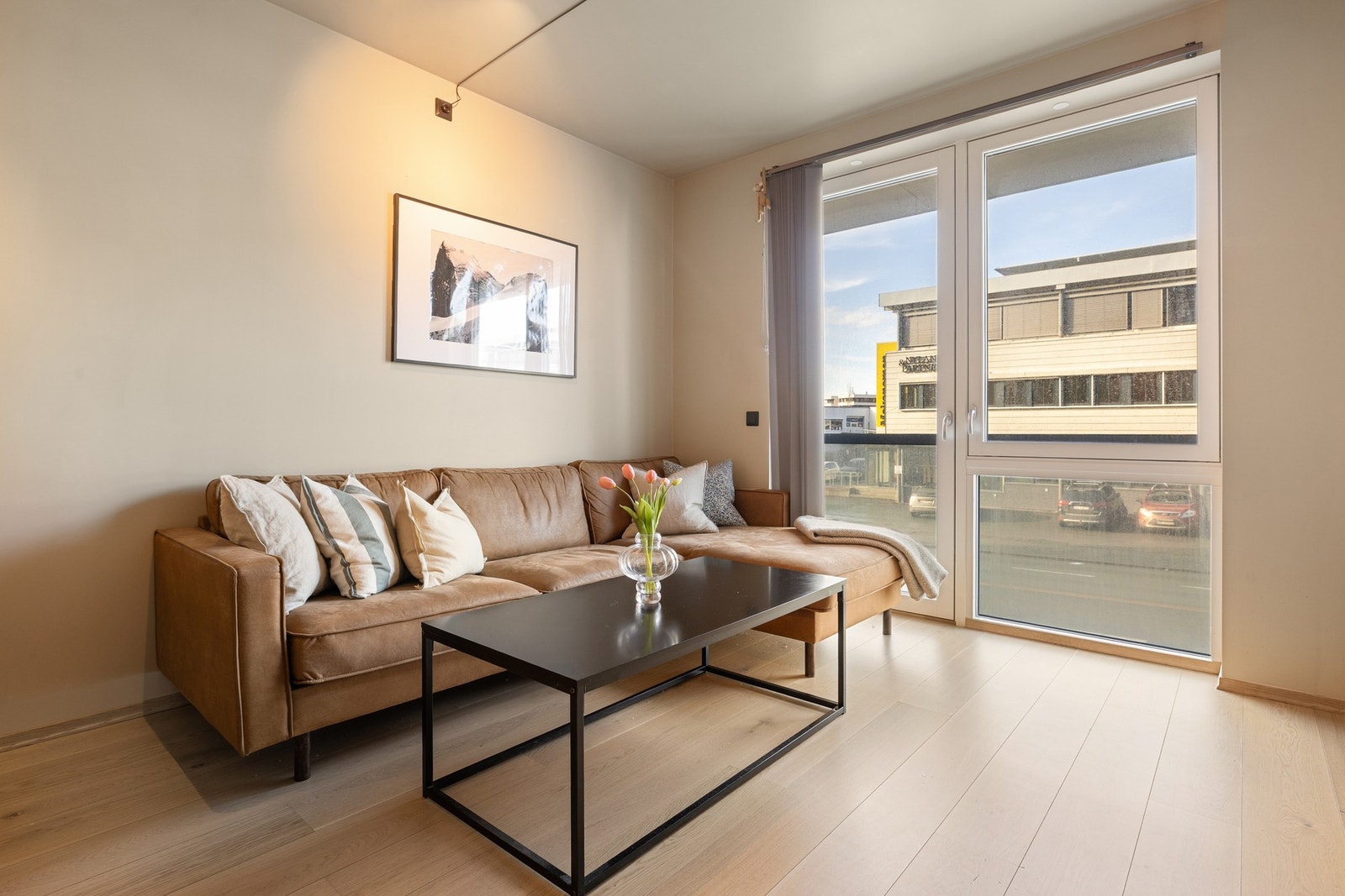 De store vindusflatene bidrar til rikelig med naturlig lysinnslipp som skaper en lys og luftig atmosfære. Galleribilde