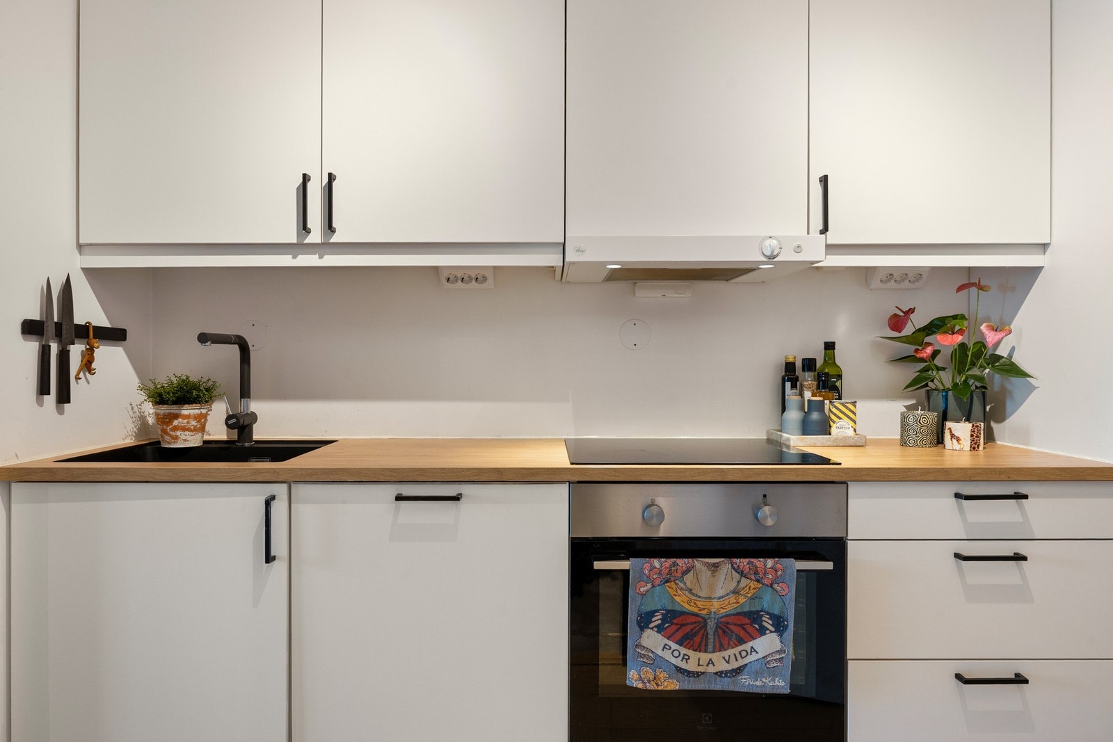 Kjøkkenet oppleves som innbydende og er utstyrt med integrerte hvitevarer, hvor platetopp, stekeovn, kjøl-/fryseskap og oppvaskmaskin medfølger i handelen. Galleribilde