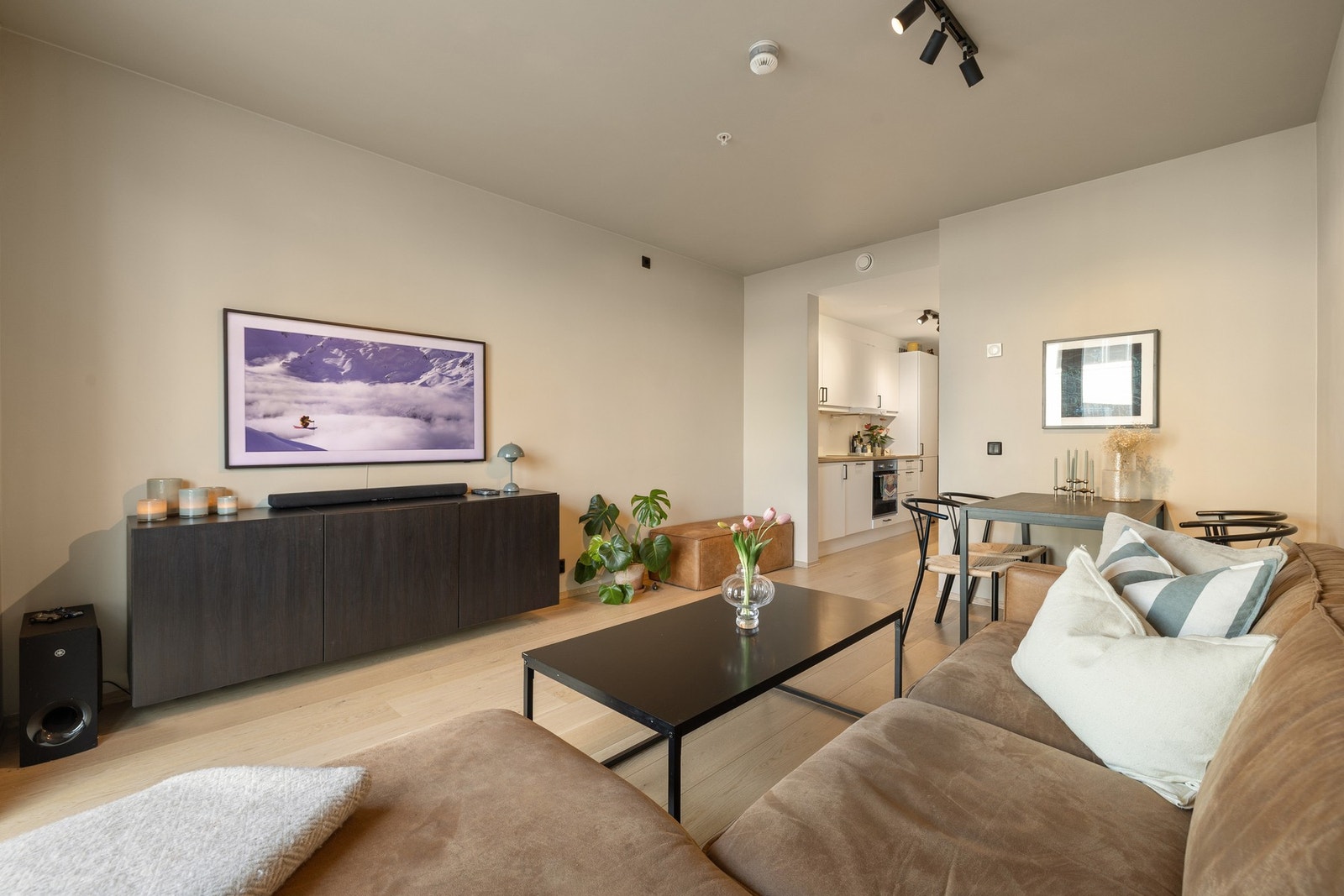 Bygget ble oppført i 2021 og nyter med det en god standard og moderne kvaliteter som balansert ventilasjon, fjernvarme (vannbåren gulvvarme) og heis i bygget. Galleribilde