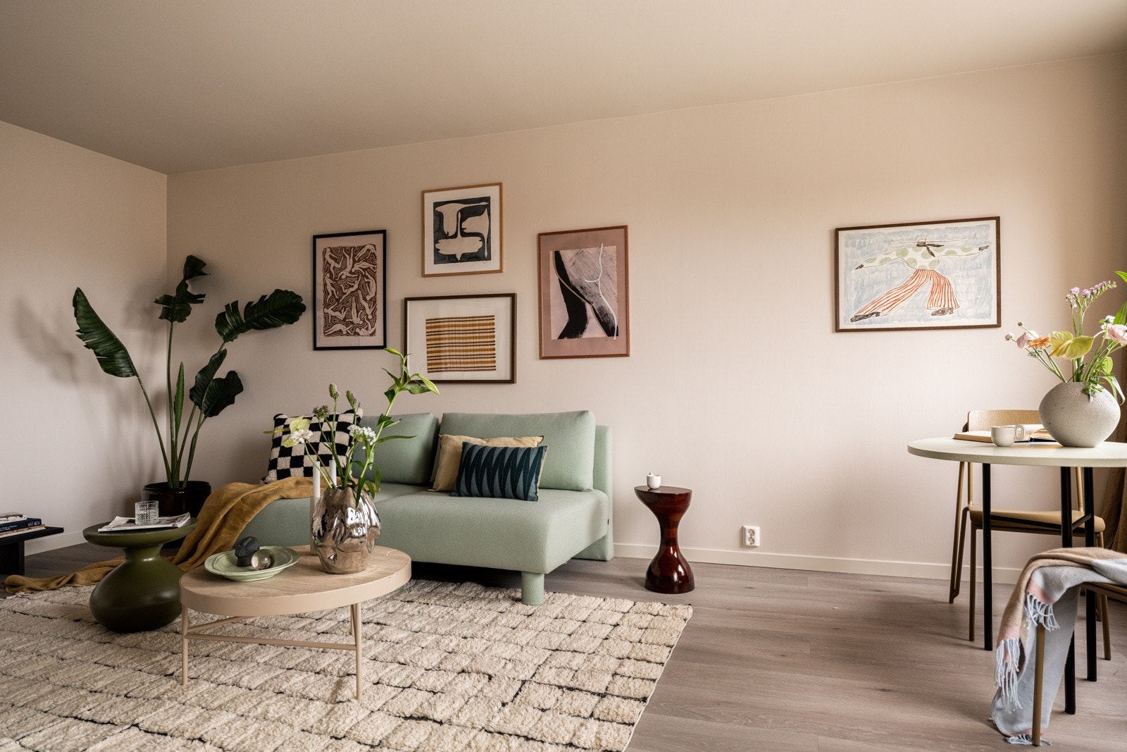 Stuen er enkel å møblere med sofagruppe med salongbord, mediemøblement med tv og et spisebord. Bredbånd er inkludert i de lave felleskostnadene. Galleribilde