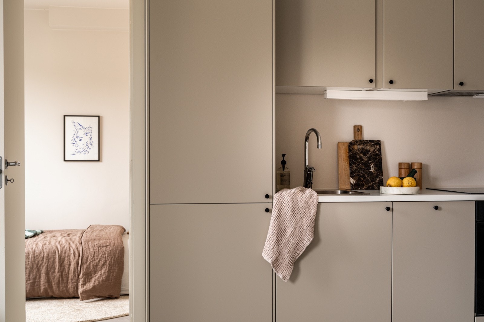 Kjøkkenet er fullt utstyrt med medfølgende integrerte hvitevarer som nedfelt platetopp, stekeovn, oppvaskmaskin og kjøleskap med frysedel. Det er kjøkkenventilator med kullfilter. Alle hvitevarer følger med. Galleribilde