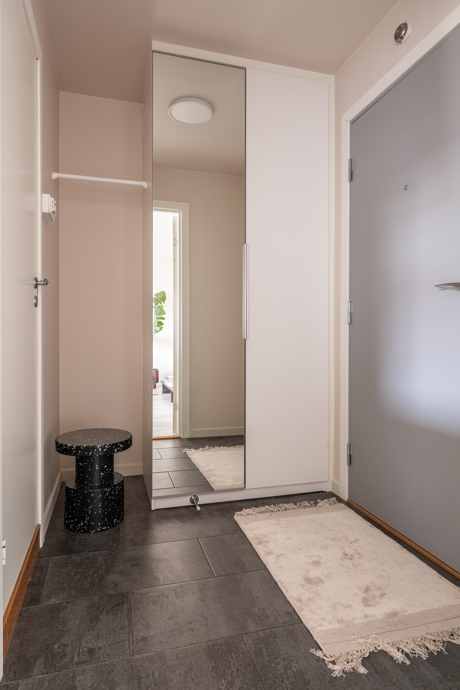 I entréen har du god oppbevaringsplass i medfølgende garderobeskap, samt ytterligere plass til sko og oppheng av yttertøy ved siden av. Galleribilde