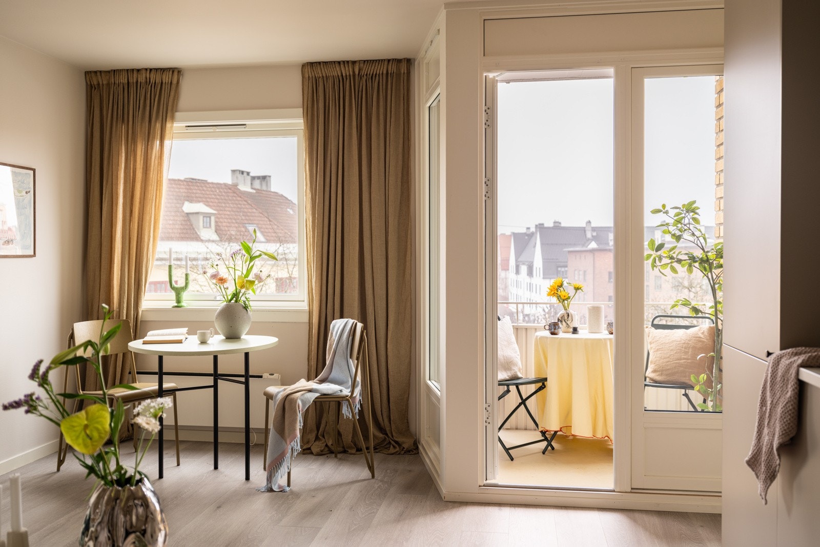 De store vindusflatene slipper inn rikelig med naturlig lys, samtidig som det er lite direkte innsyn. Galleribilde