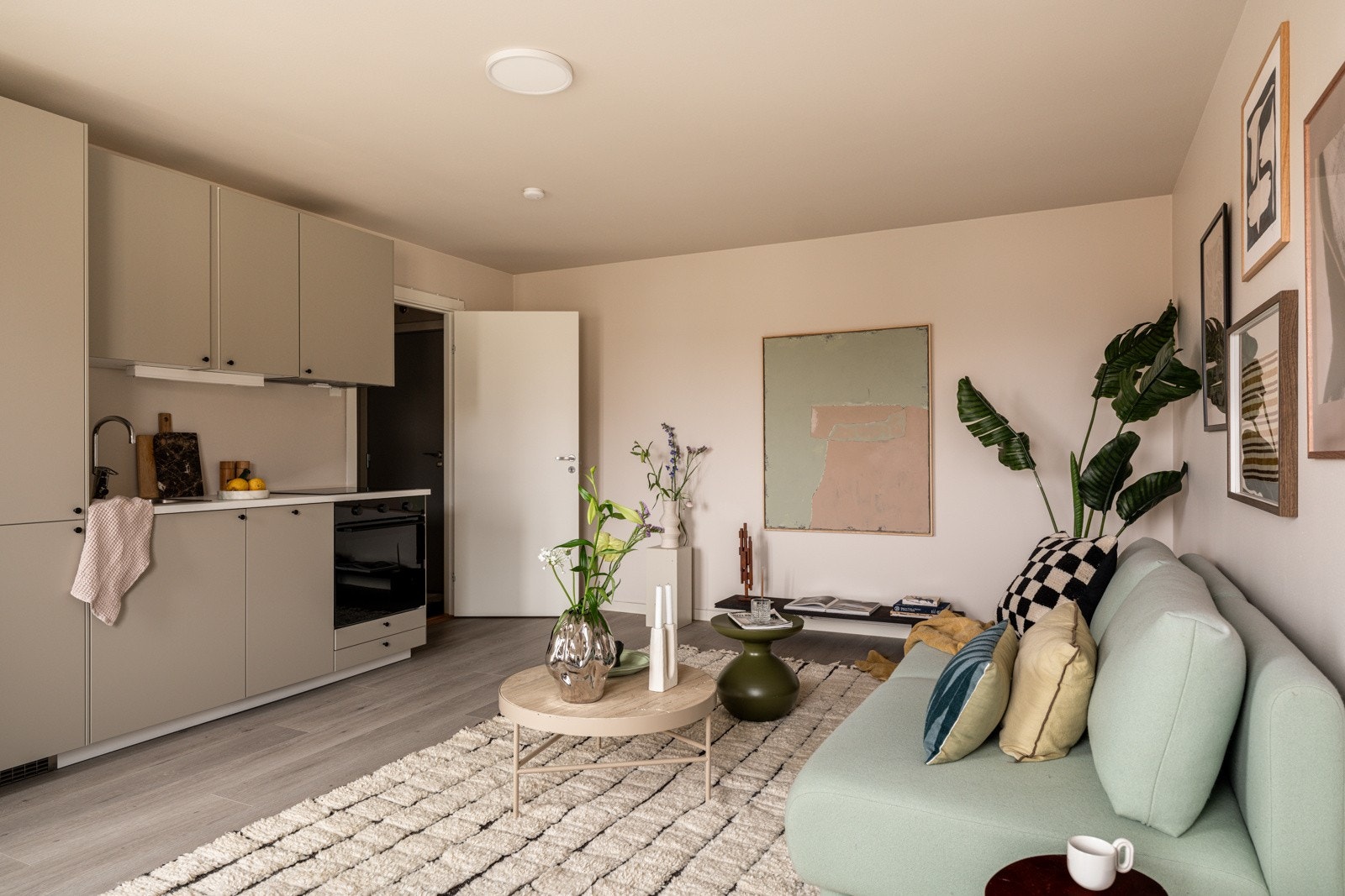 Kjøkkenet ligger i en fin og sosial åpen løsning med stuen. Galleribilde