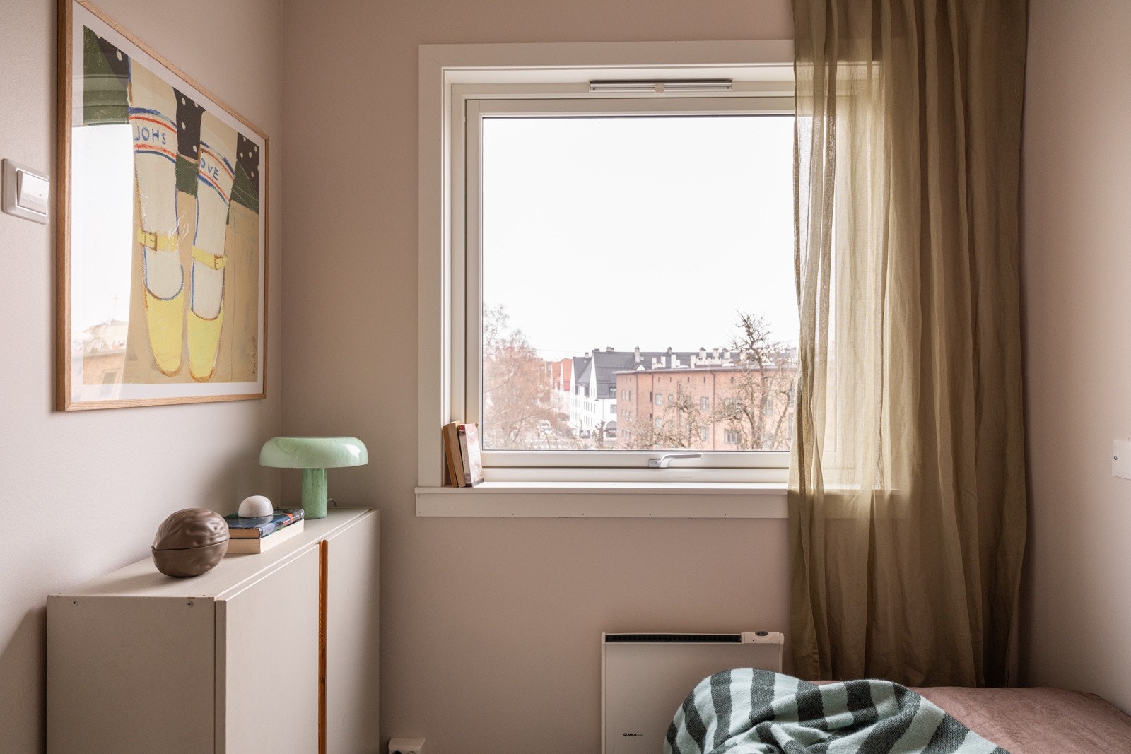 Den store vindusflaten slipper inn fint lys, samtidig som det er lite direkte innsyn. Galleribilde