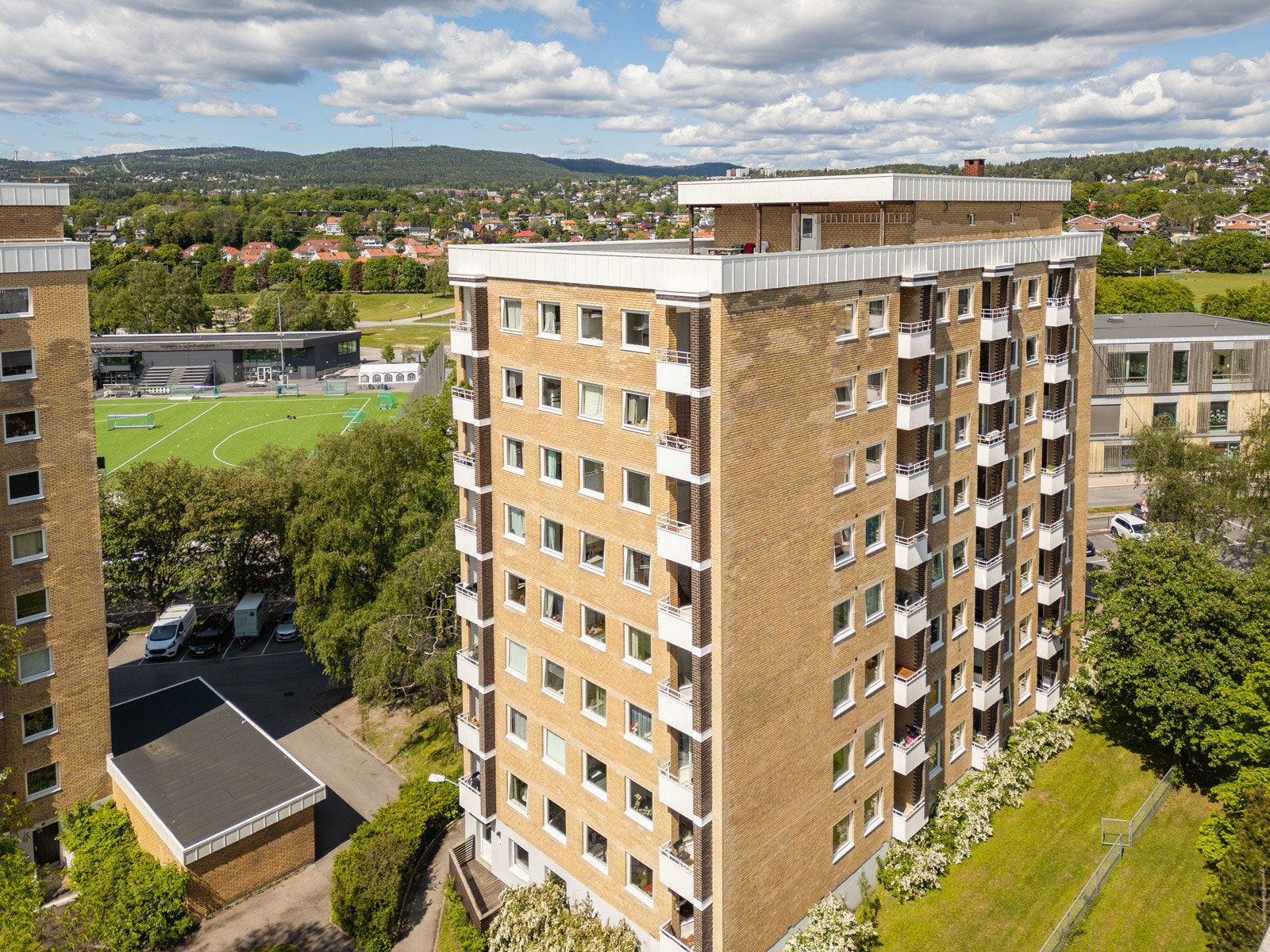 Det er flere koselige og populære kaféer og spisesteder i umiddelbar nærhet, samt gangavstand til BI og Storo Storsenter. Galleribilde