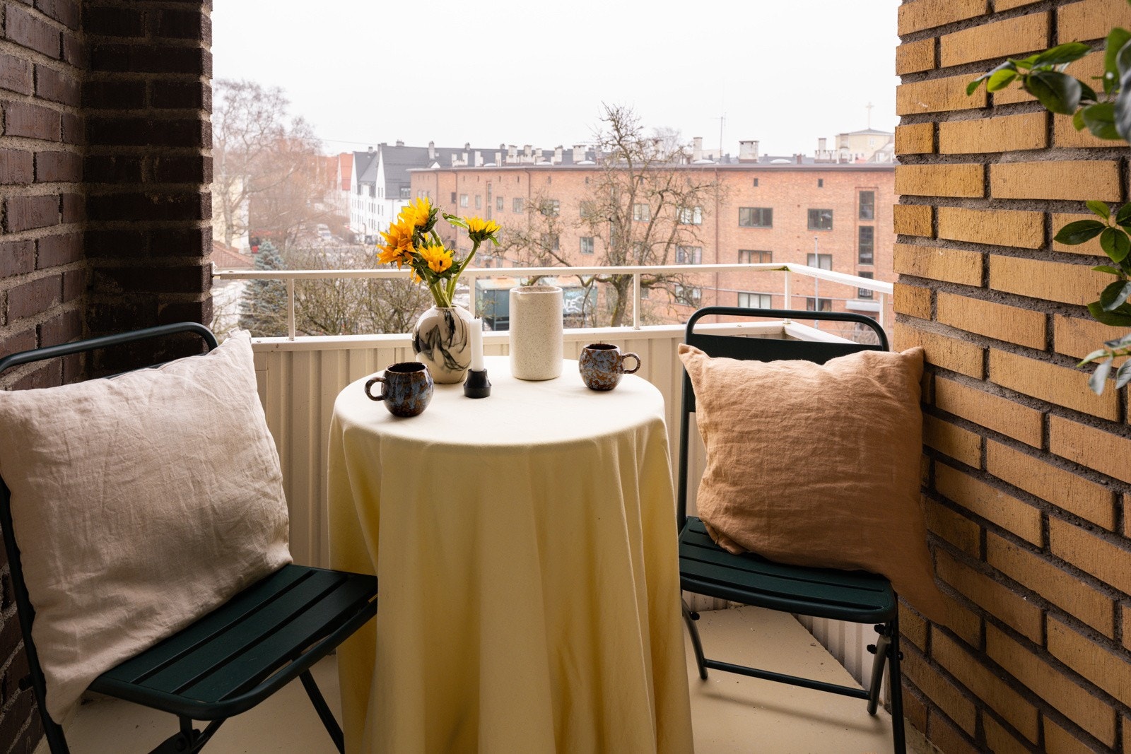 Siden balkongen er inntrukket, sitter du usjenert og lunt til med lite innsyn. Dette er en fin plass for lange og late sommerdager! Galleribilde