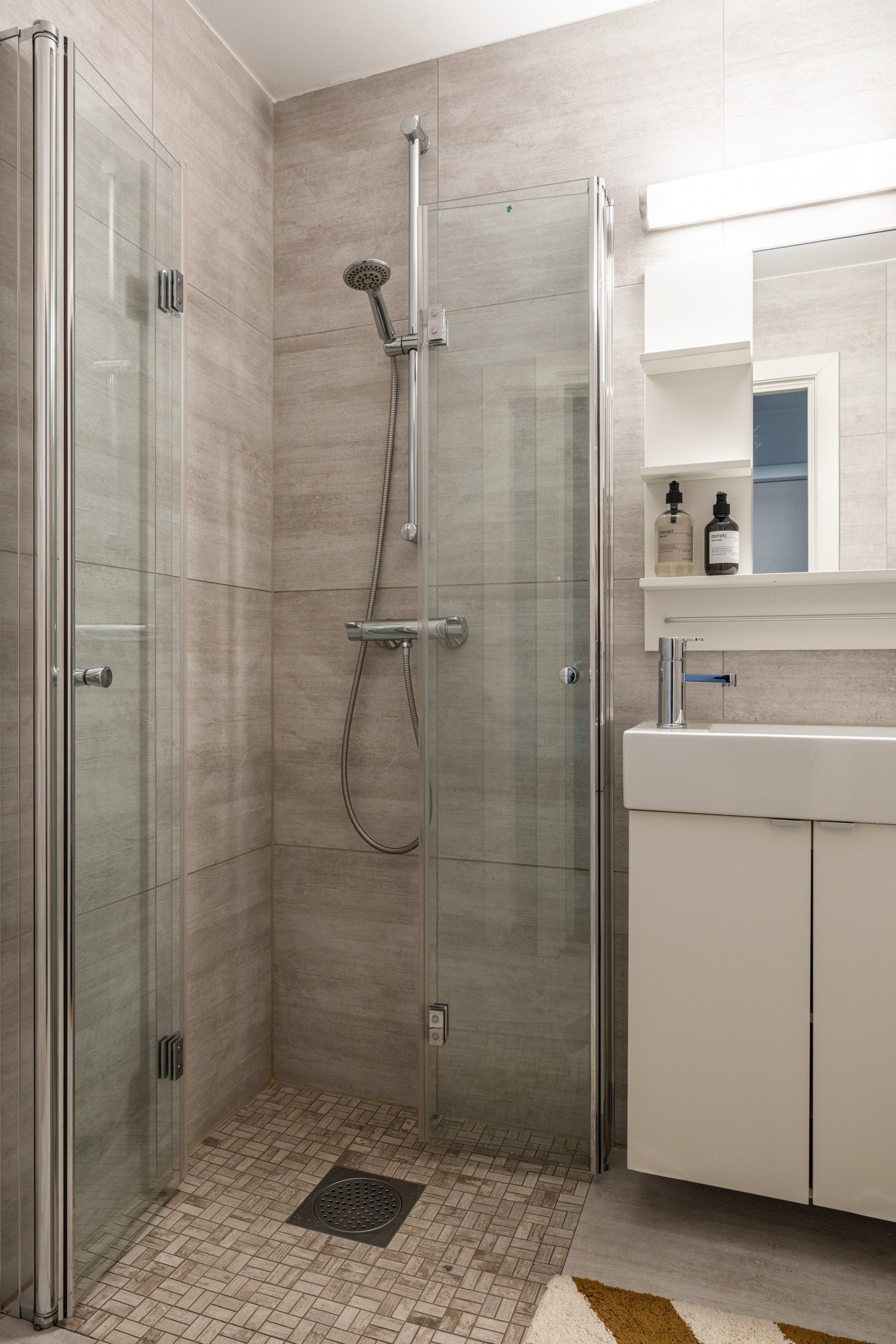 Baderommet er også utstyrt med dusjhjørne med innfellbare glassdører og gulvstående toalett. Galleribilde