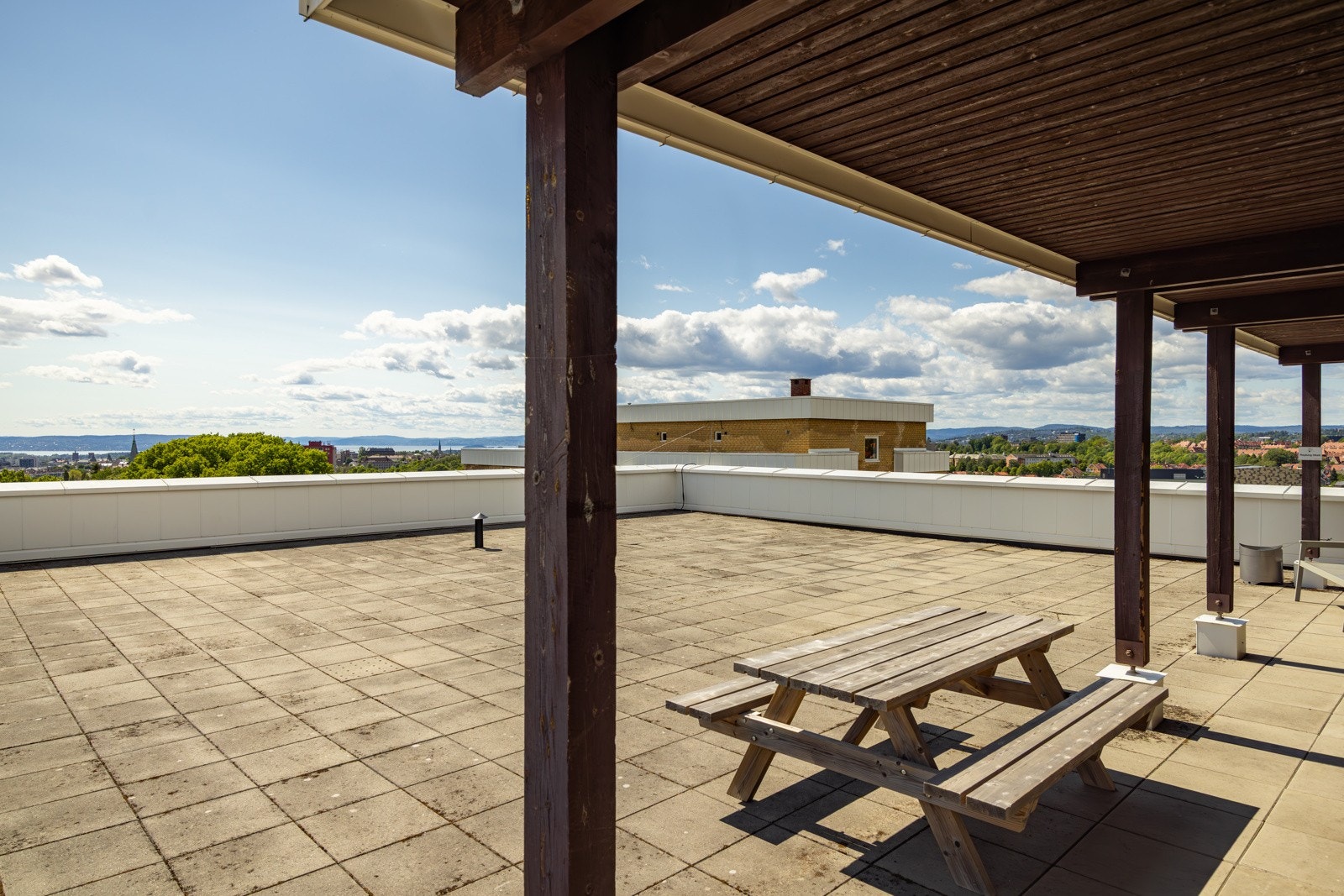 Som beboer har du også tilgang til en stor felles takterrasse med optimale solforhold og fantastisk utsikt! Galleribilde
