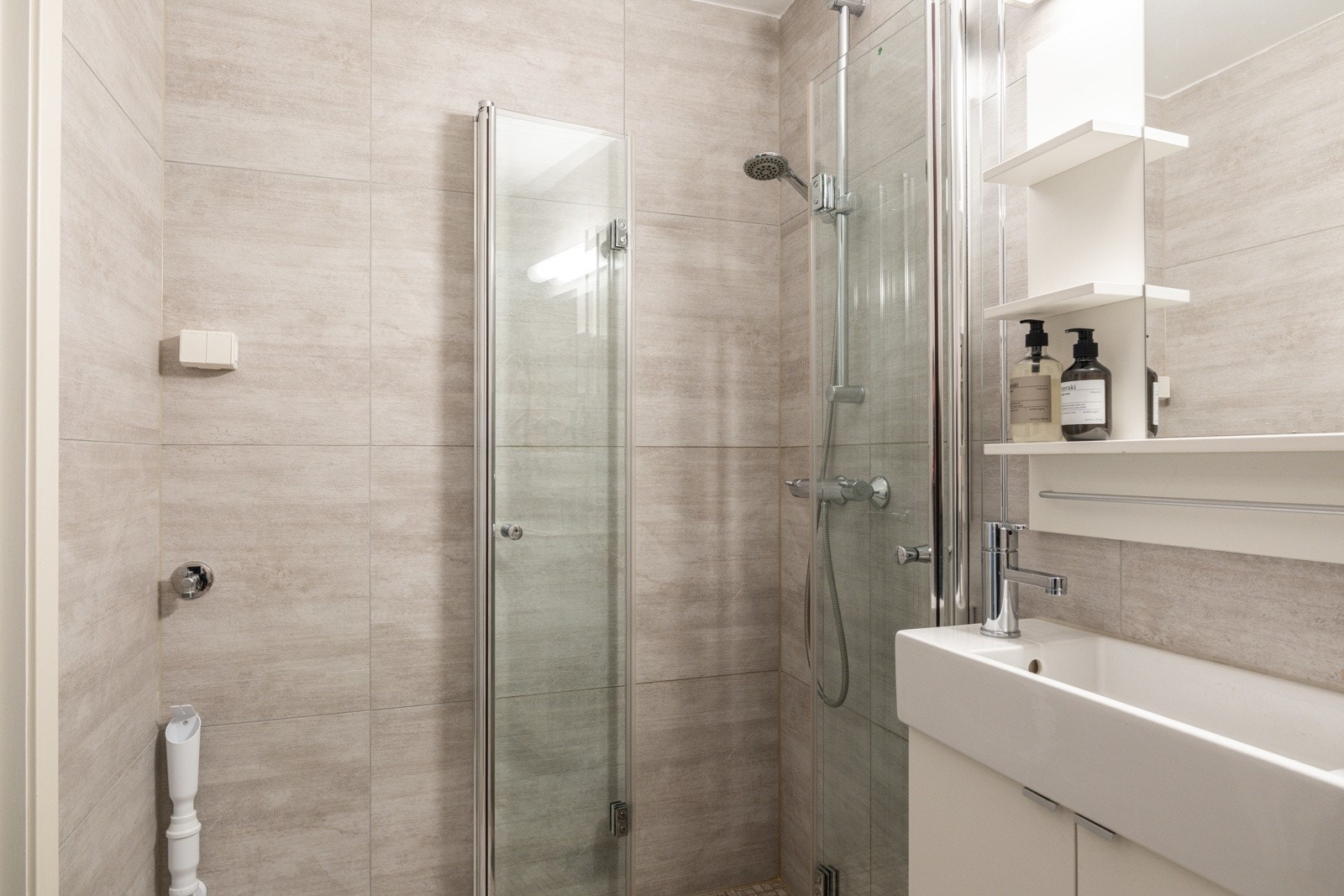 I hjørnet er det plass og opplegg for vaskemaskin. Som beboer har du også tilgang til fellesvaskeri. Galleribilde