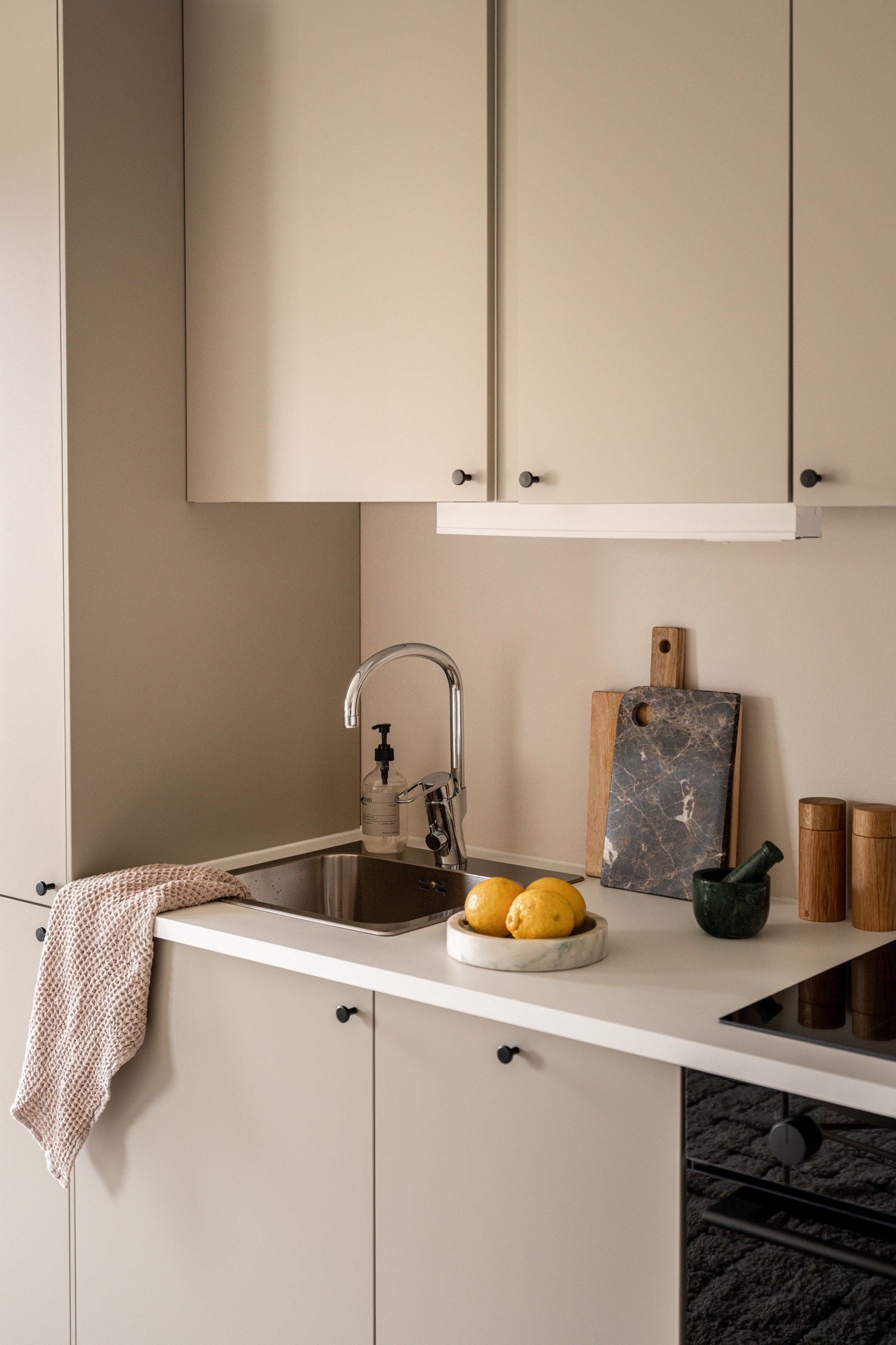 Stilrent og flott Ikea-kjøkken fra 2016. Innredningen har glatte fronter i en fin farge og laminert benkeplate med nedfelt oppvaskkum. Praktisk med belysning under overskapene. Galleribilde