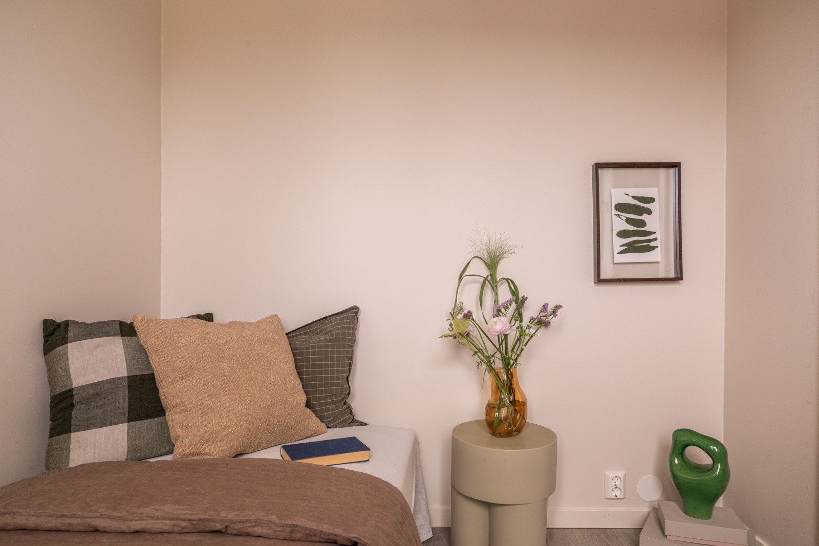 På soverommet er det plass til seng med tilhørende nattbord, samt kommoder eller andre garderobeløsninger. Galleribilde