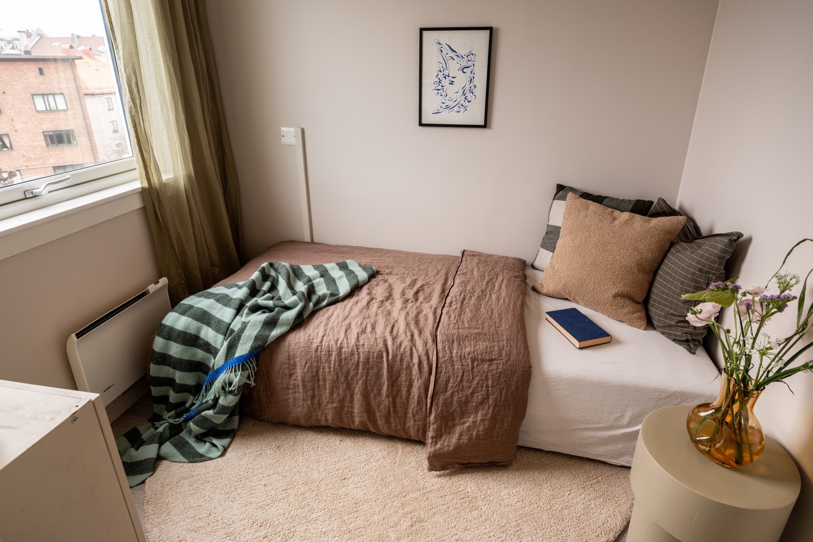 Soverommet har god standard med moderne enstavs laminat fra 2016 på gulv og glatte overflater malt i en fin farge. Galleribilde