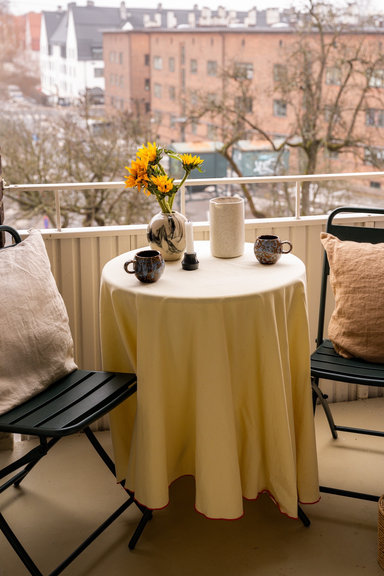 Fra stuen har du utgang til en koselig østvendt balkong på ca. 3m². Balkongen er overbygget, har støpt betongdekke på gulv og plass til et hyggelig kafésett. Galleribilde