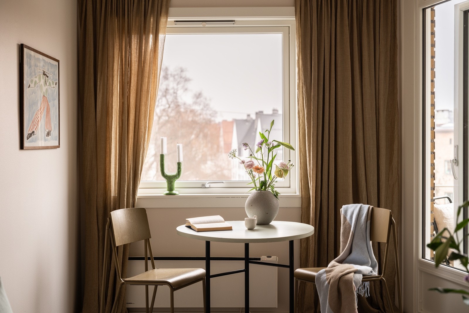 Balkongdøren og alle vinduene i leiligheten var nye i 2022, og det er fine brede vinduskarmer for planter og dekor. Galleribilde