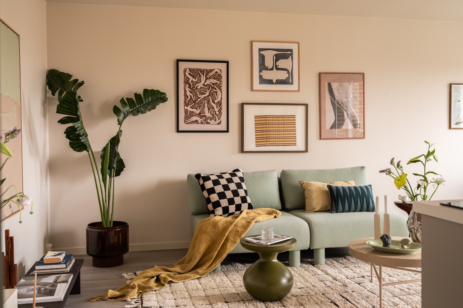 Leiligheten ligger i byggets 2. etasje, og har en god planløsning som utnytter plassen optimalt. Galleribilde