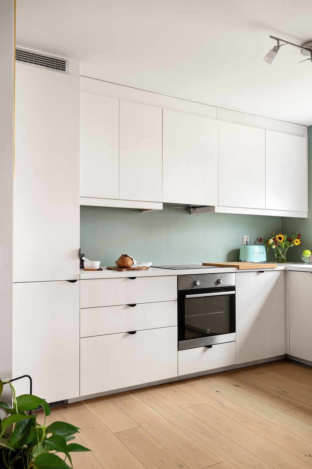 Delikat kjøkkeninnredning med rene linjer og harmoniske fargevalg. Galleribilde