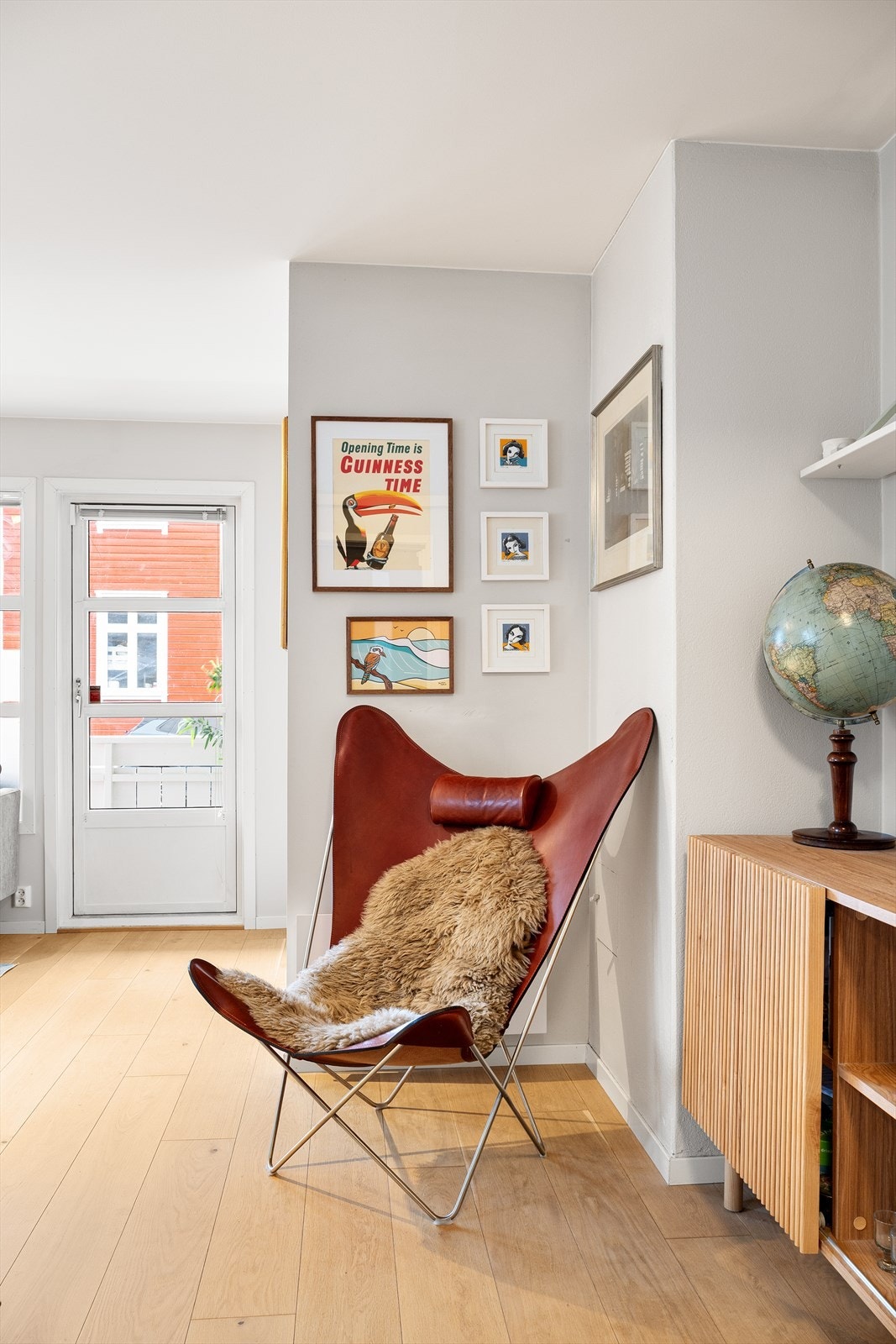 Lyse flater og gjennomgående parkett bidrar til en lun og harmonisk atmosfære. Galleribilde