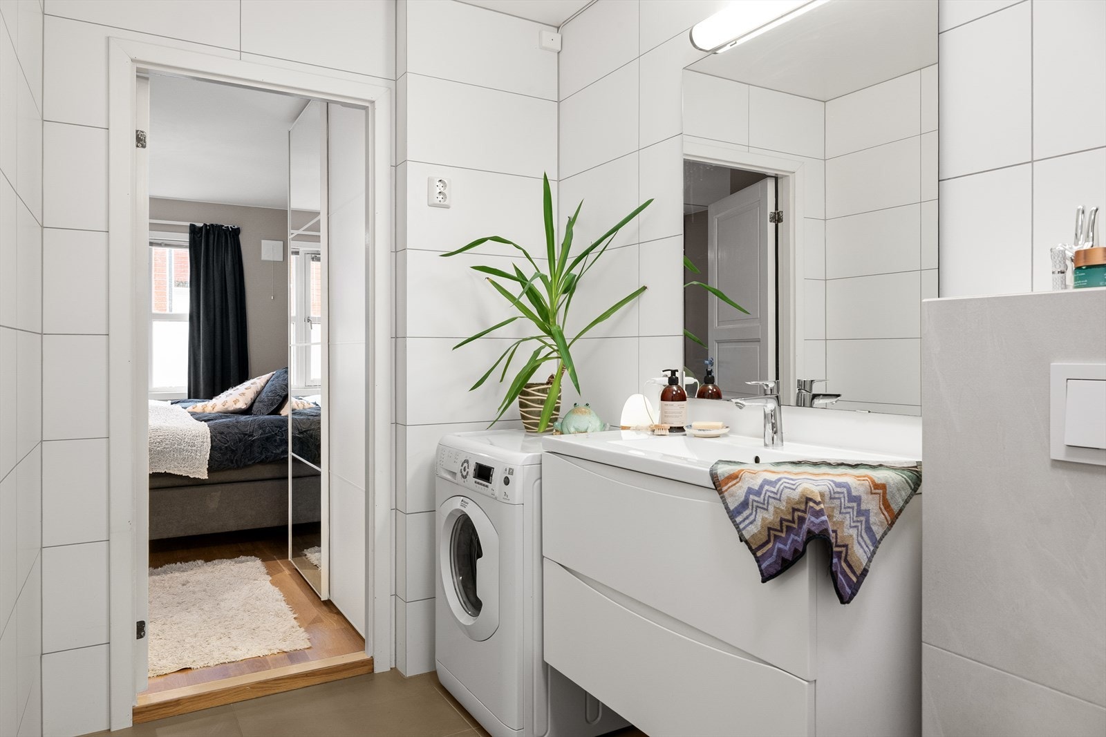 Funksjonelt og oppgradert bad fra 2020 med moderne innredning og naturlig tilknytning til soveromsdelen i boligen. Galleribilde