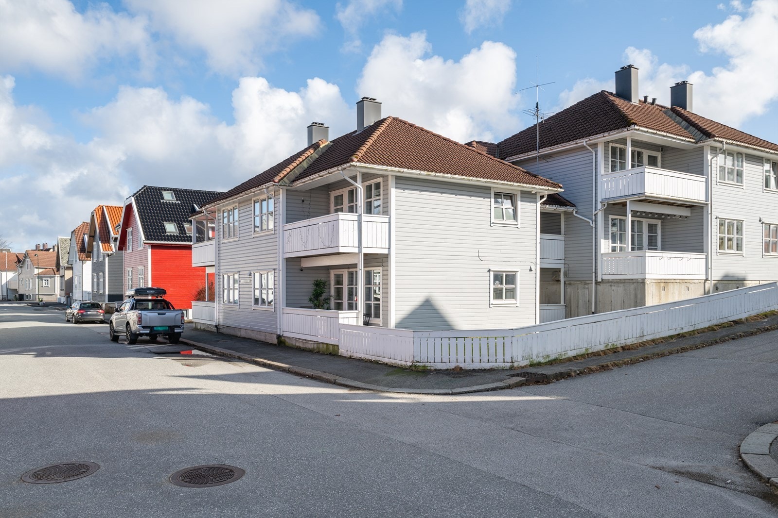 Velholdt boligbygg med klassisk uttrykk og sentral beliggenhet i et etablert og attraktivt boligområde. Galleribilde