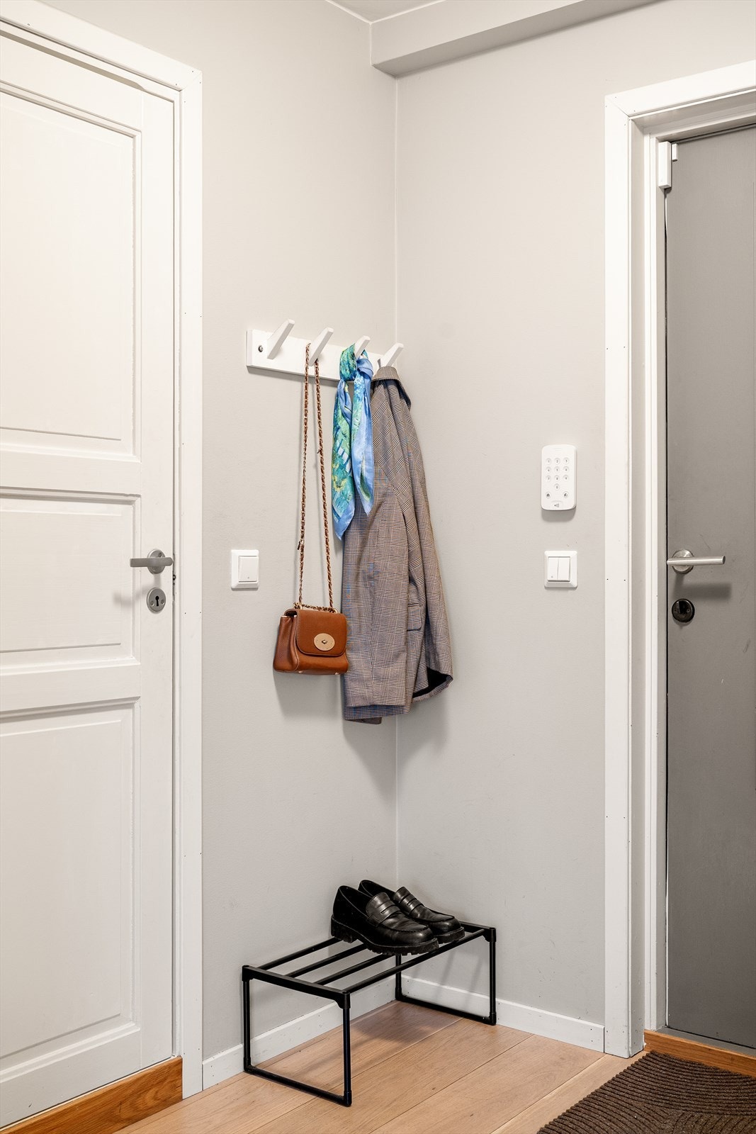 Praktisk entré med plass til oppheng av yttertøy og skooppbevaring. Galleribilde