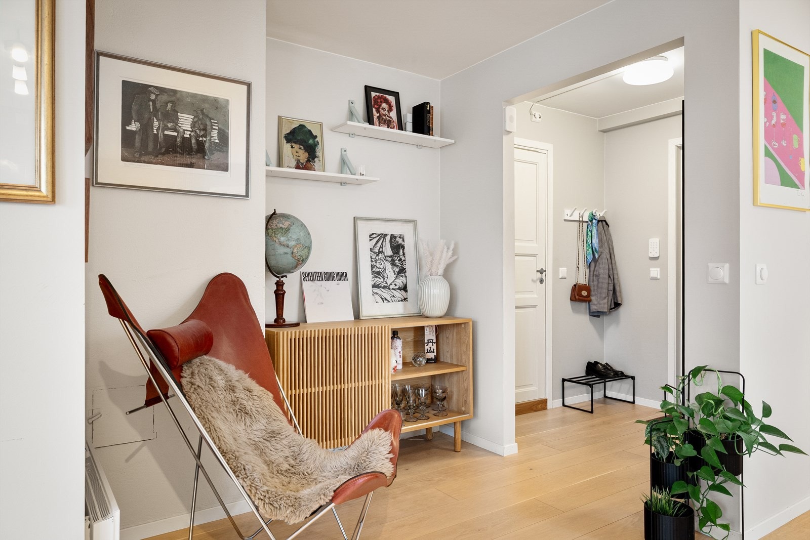 Innbydende entré med god plass til oppbevaring og møblering. Galleribilde