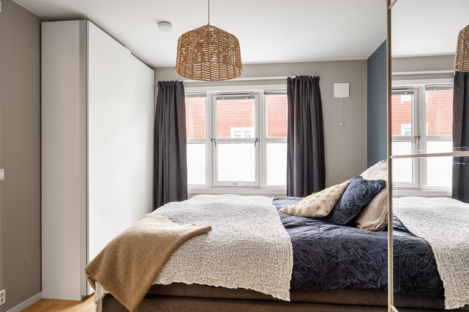 Romslig soverom med praktisk garderobeløsning og god plass til dobbeltseng. Galleribilde