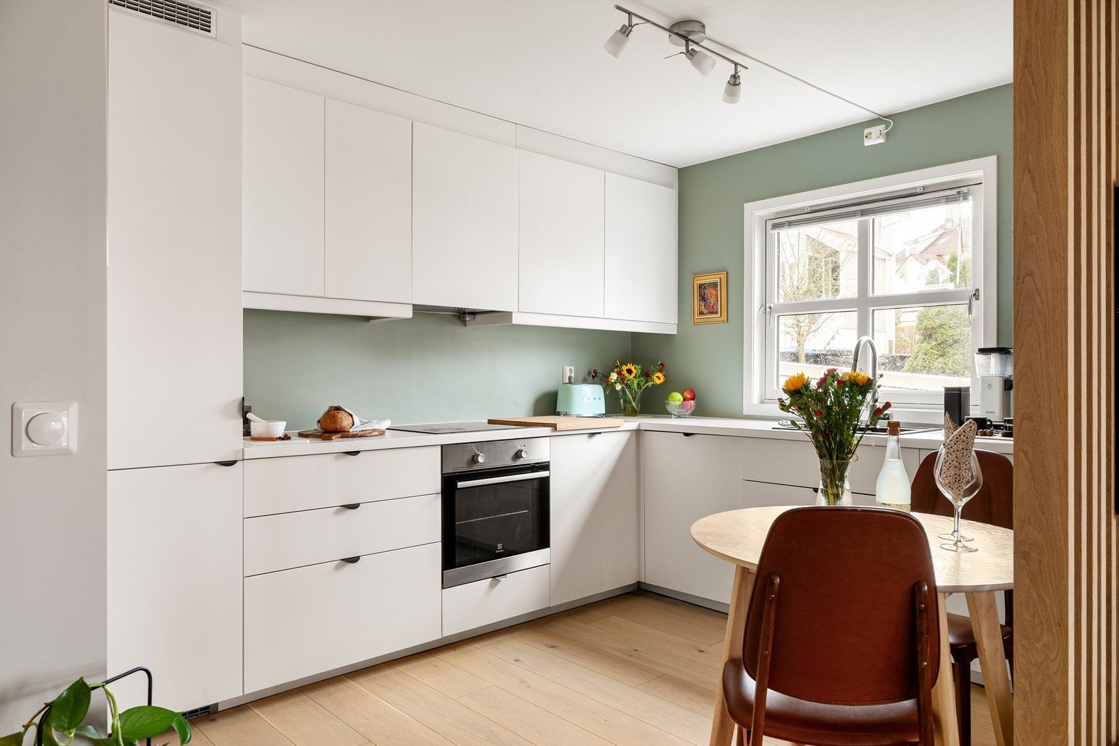 Moderne og stilrent kjøkken med rene linjer, gode arbeidsflater og integrerte hvitevarer fra 2017. Galleribilde