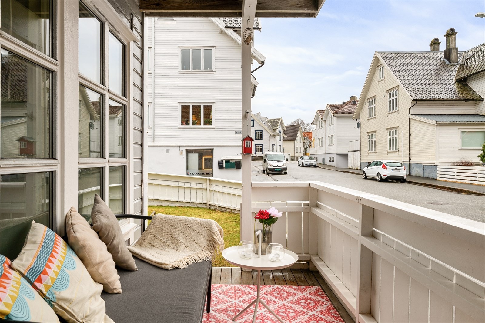 Lun balkong med hyggelig utsyn mot rolige og sjarmerende trehusbebyggelse i området. Galleribilde