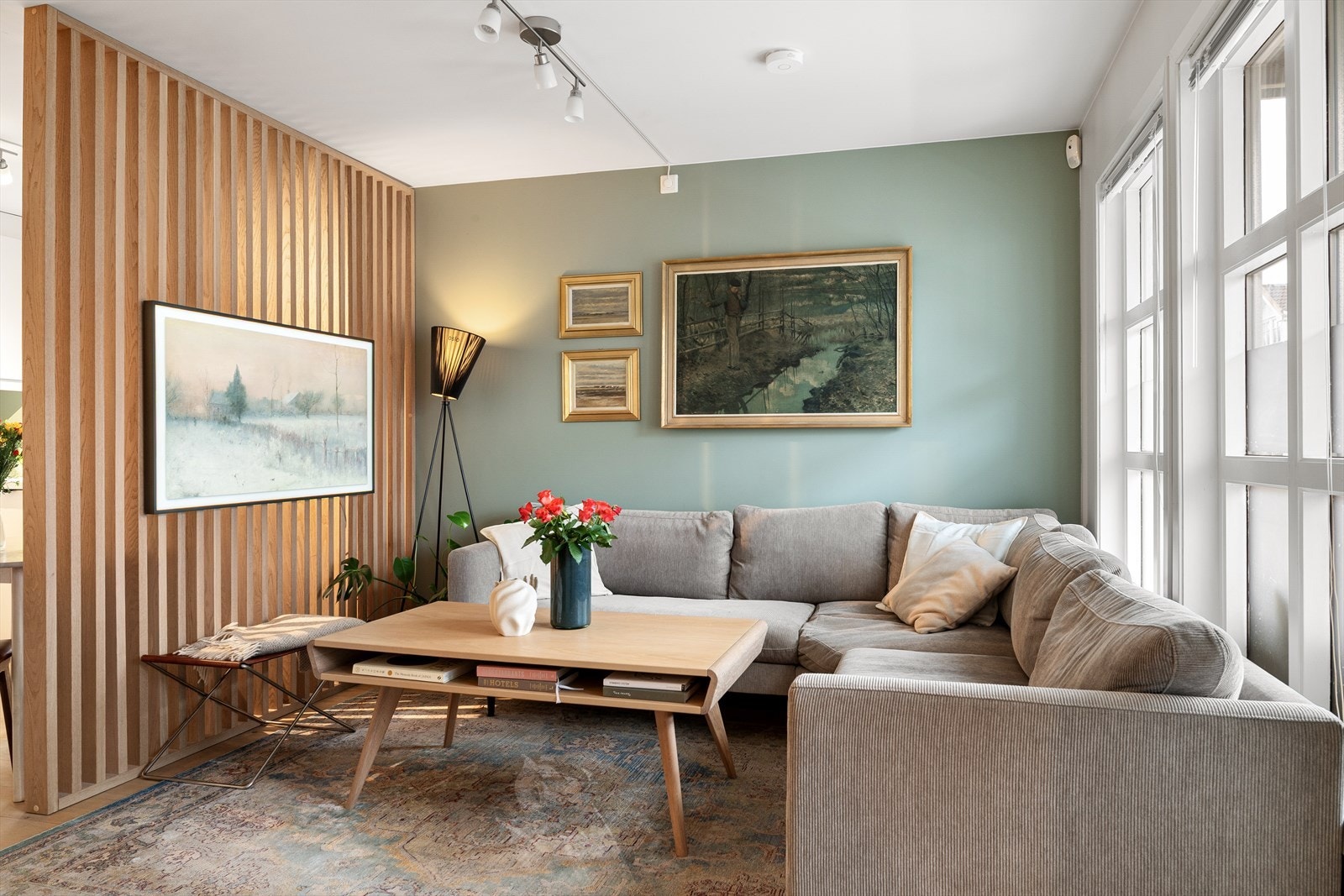 Romslig oppholdsrom med moderne preg og gode lysforhold. Galleribilde