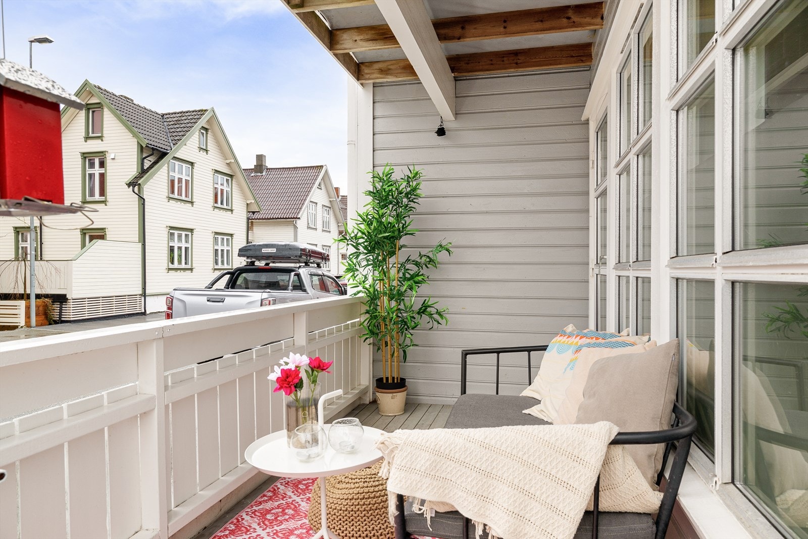 Hyggelig balkong med overbygg som gir en lun og skjermet uteplass. Galleribilde