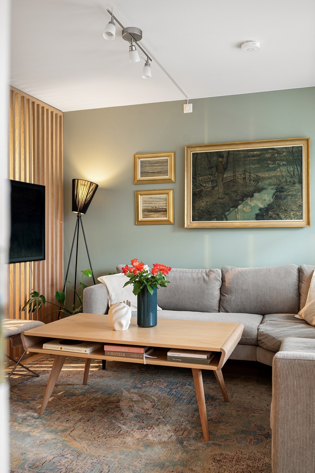 Stuen fremstår stilren og harmonisk med fine fargevalg og gode møbleringsmuligheter. Galleribilde