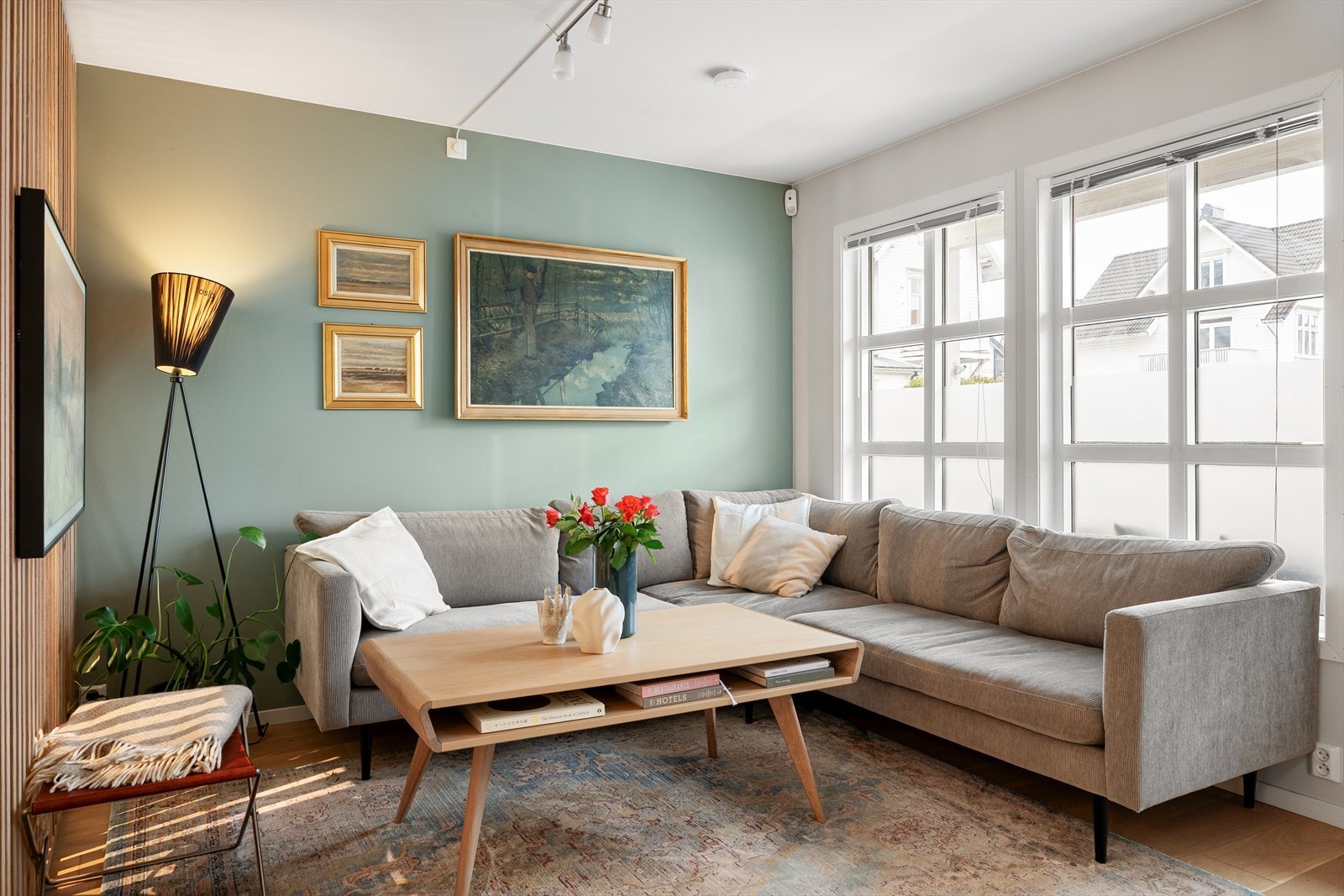 Lys og innbydende stue med store vindusflater som slipper inn rikelig med naturlig lys. Galleribilde