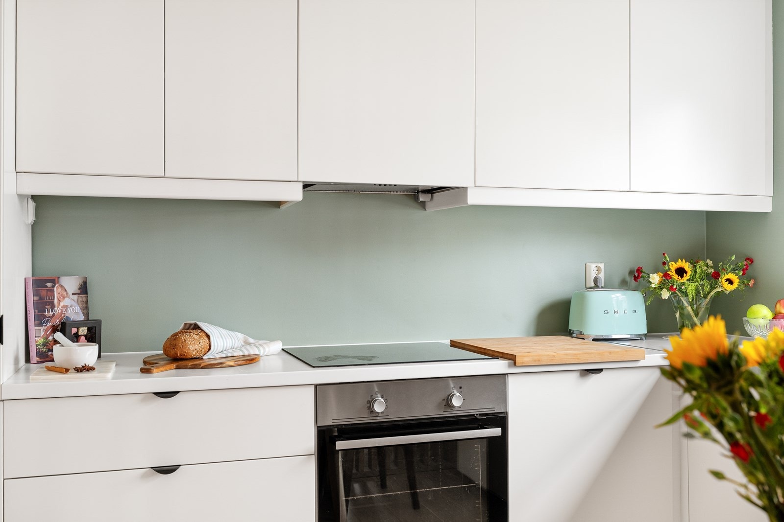 Praktisk arbeidsområde med integrert stekeovn og platetopp. Galleribilde