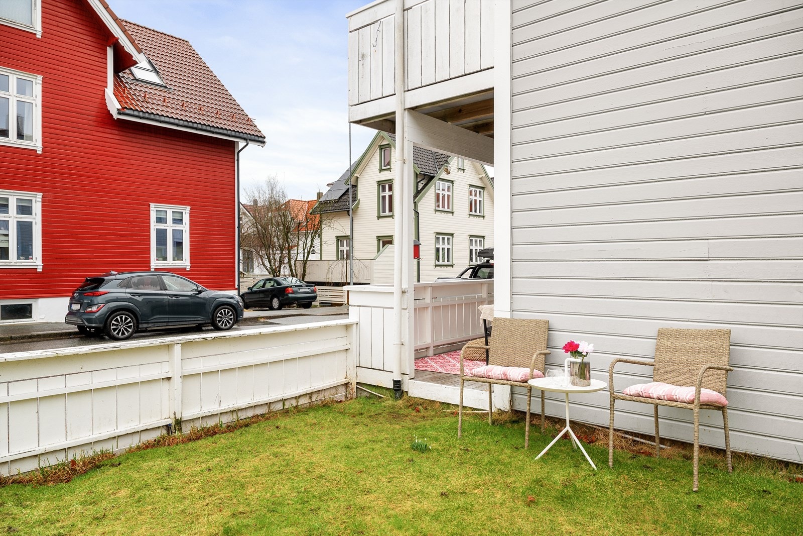 Koselig uteområde med plen og sitteplass. Galleribilde