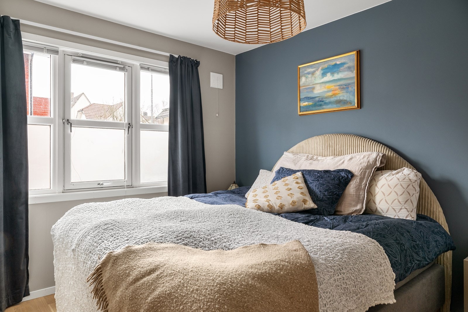 Lyst og harmonisk soverom med god romfølelse. Galleribilde