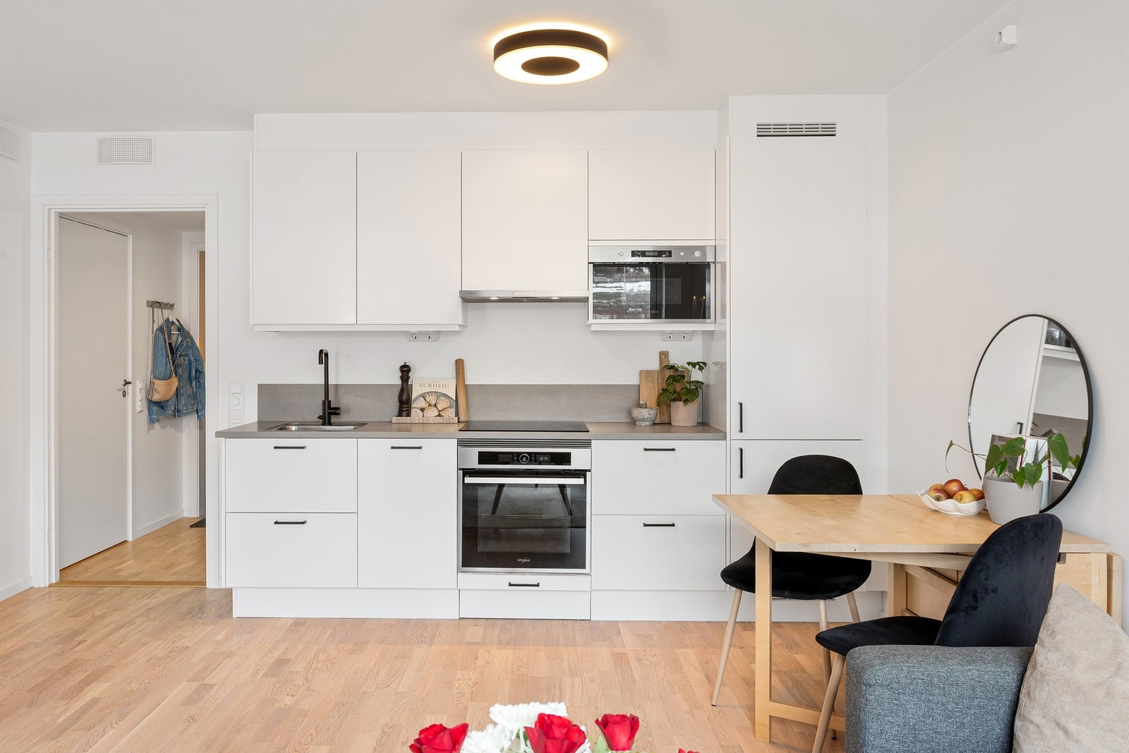 Den åpne løsningen mellom stua og kjøkkenet bidrar til en god romfølelse. Galleribilde