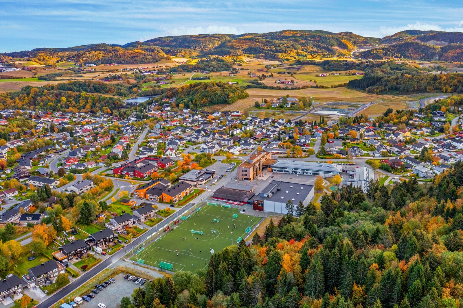 Sjetnemarka er et rolig og familievennlig område med lite gjennomgangstrafikk. Fra området er det kort vei til Tiller med alle servicefunksjoner. Galleribilde