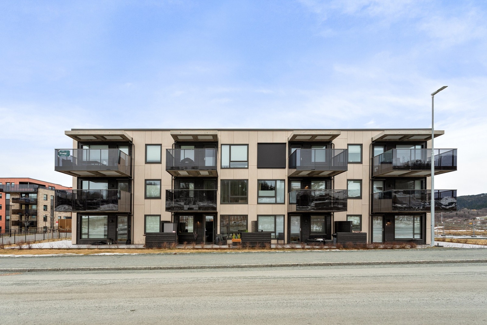 Leiligheten ligger fint til i feltet, vendt mot rolig gate uten gjennomgangstrafikk. Galleribilde