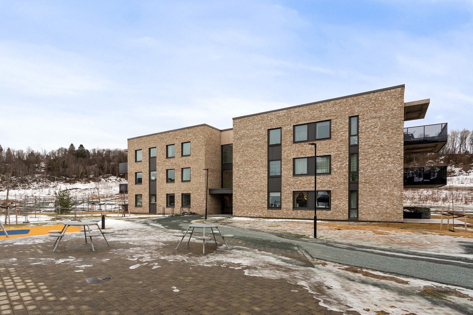 Fasade. Bygget er fra 2023 og holder en høy standard med nyboliggaranti. Galleribilde