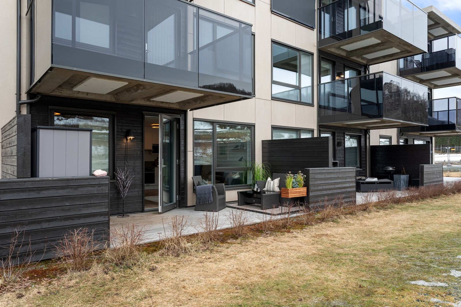 Her har man rikelig med plass til ønsket utemøblement. Galleribilde