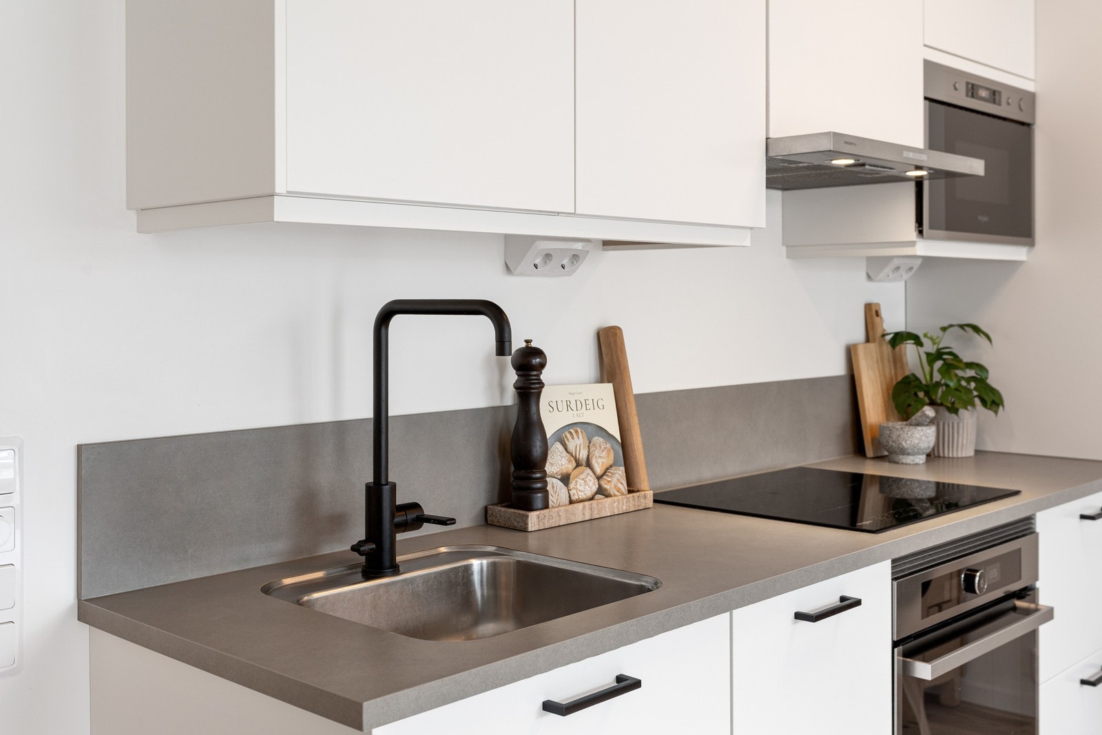 Lyst of moderen kjøkken med glatte fronter. Galleribilde