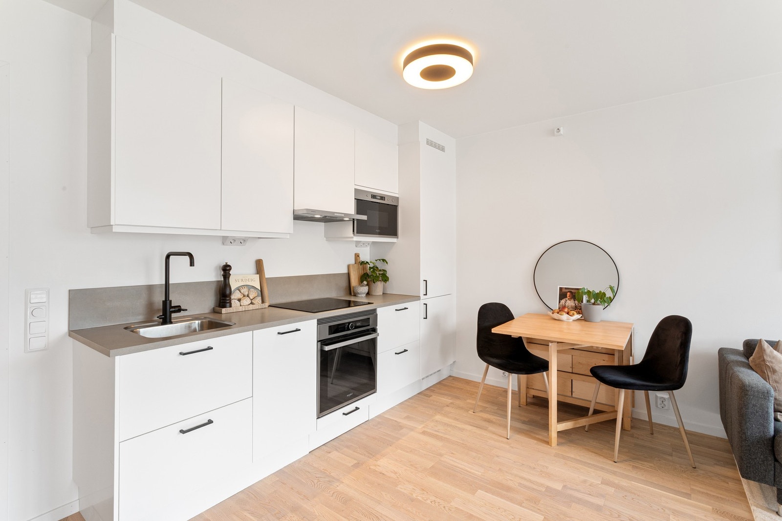 Det er plass til hyggelig spisebord i forbindelse med kjøkkenet. Galleribilde