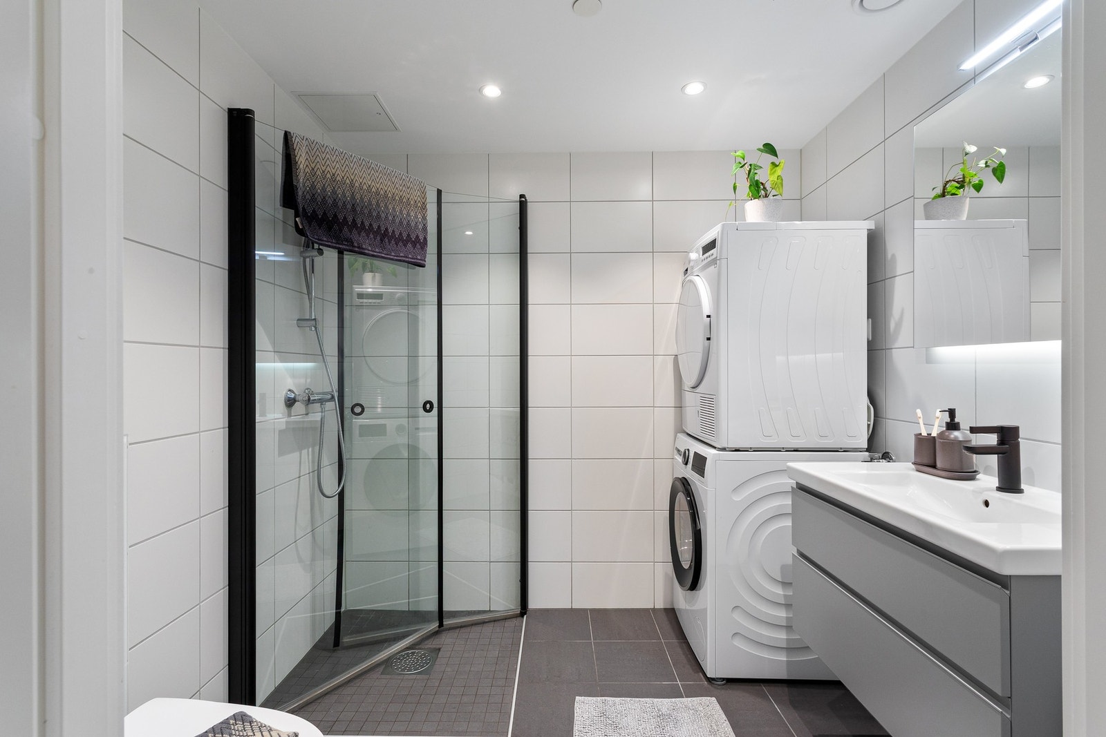 Delikat, flislagt bad på 4,5 kvm. Galleribilde