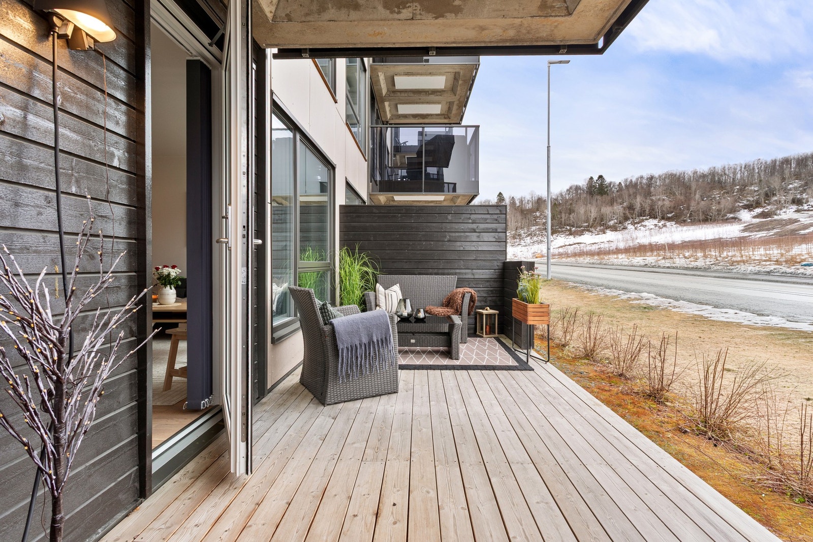 Fra stuen er det utgang til boligens solrike terrasse. Galleribilde