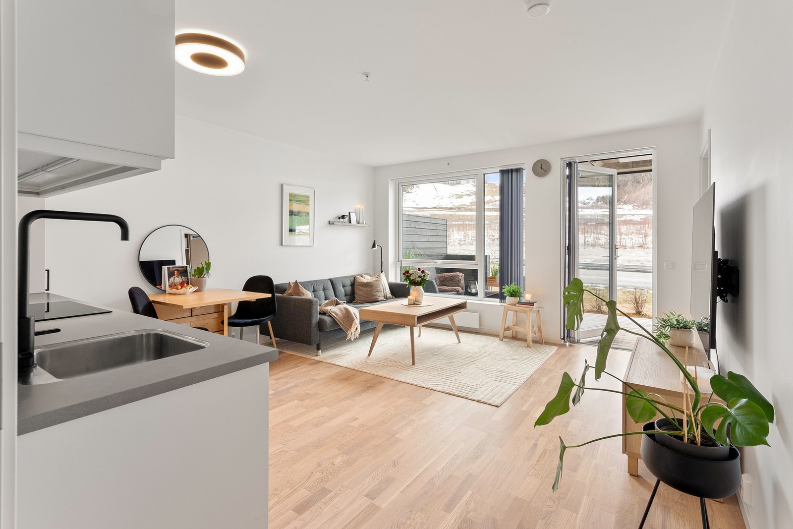 De store vindusflatene gir rikelig med naturlig lysinnslipp. Galleribilde